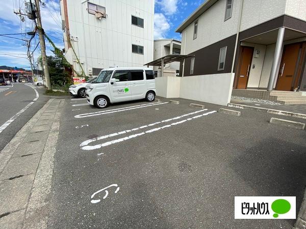 ルミナス榎原（201） 駐車場