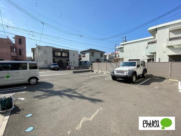 グラン・ルーチェ（301） 駐車場