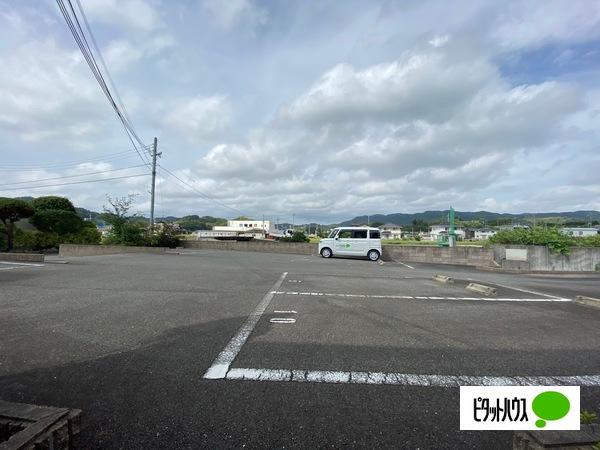 グレイシャスパレス千代（102） 駐車場
