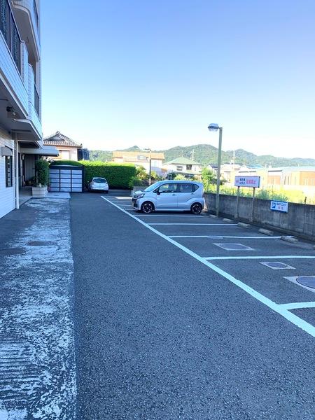 アーバンシックス（301） 駐車場