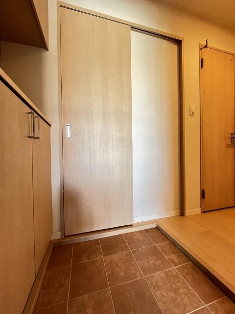 シャーメゾン岩本（202） 玄関