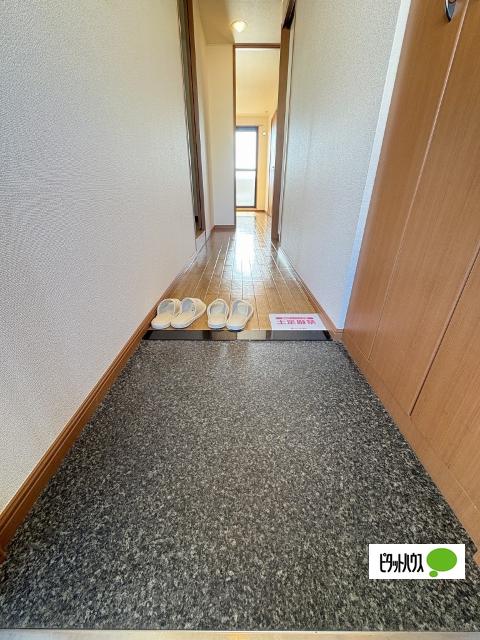 コムス・エルアール（303） 玄関