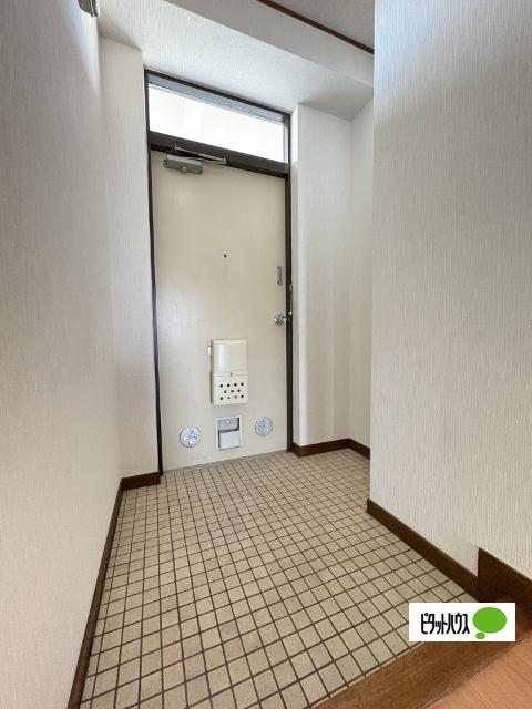 ロイヤルハイツ吉田（302） 玄関