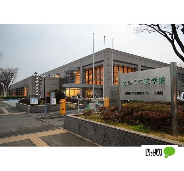 和歌山県立図書館：911m