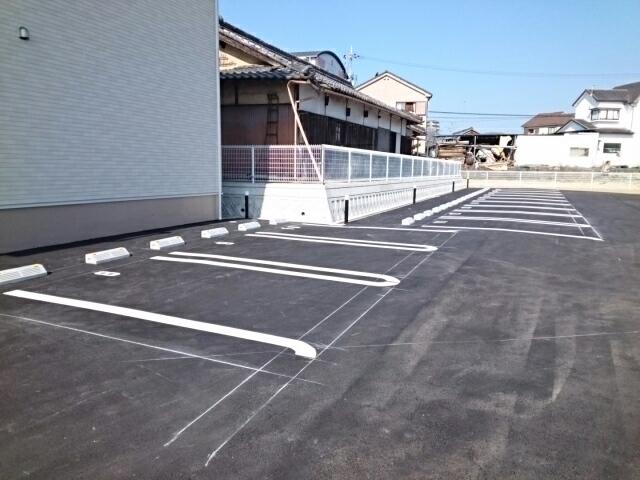 アジュール岩出（105） 駐車場