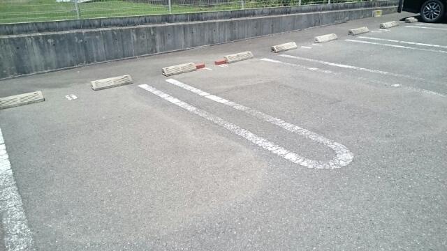シャンペトル（103） 駐車場