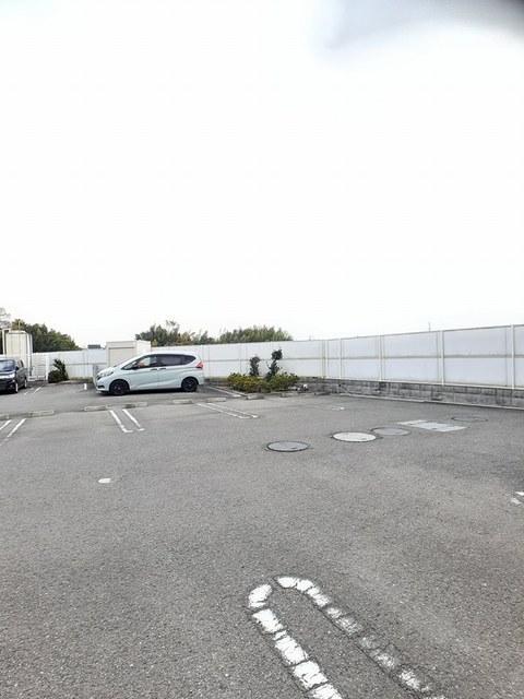 サウスコート（106） 駐車場
