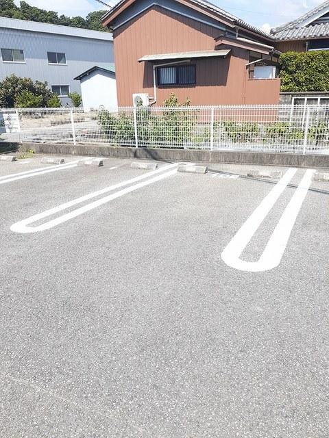 カームリーハウス（102） 駐車場
