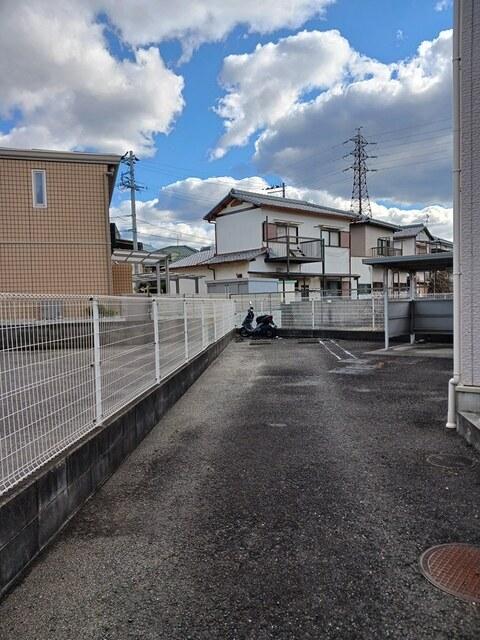アヴェニールＮＩＳＨＩＫＩ（203） 駐車場