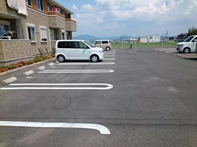 ウエスト・コリーヌⅡ（102） 駐車場