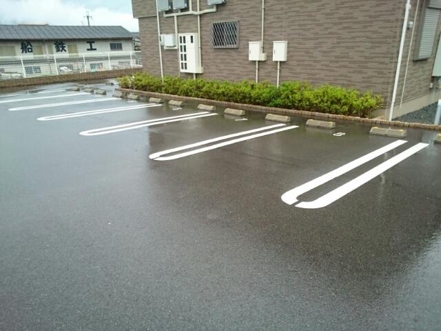 グランプラザ弐番館（202） 駐車場