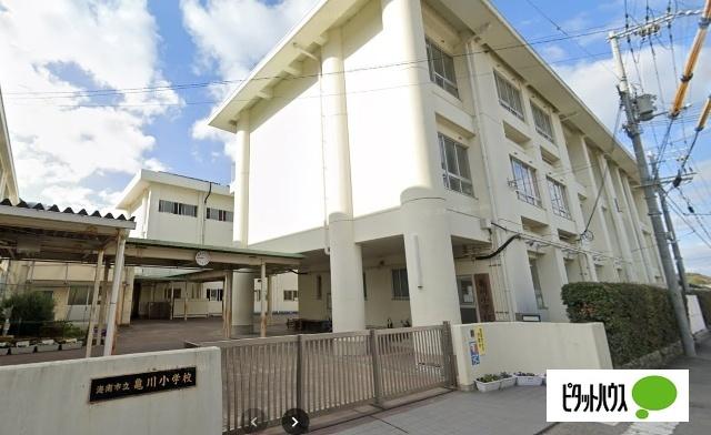 海南市立亀川小学校：82m