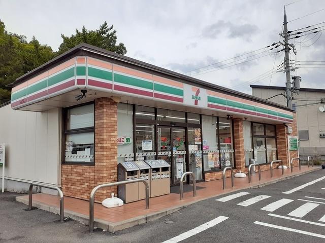 セブンイレブン紀の川打田店：463m