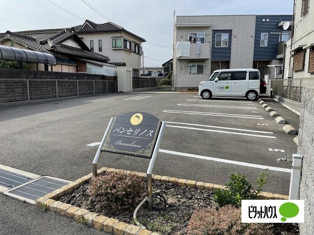パンセリノス（102） 駐車場