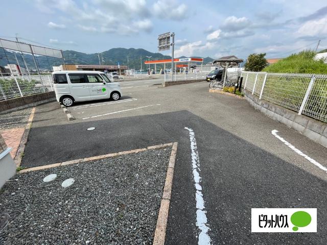 ルミナス（201） 駐車場