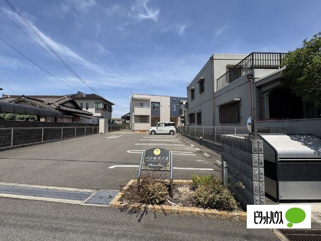 パンセリノス（102） 駐車場
