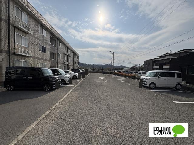 メゾン名草（305） 駐車場