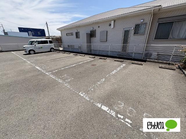 レジダンス・アンソレイエ（301） 駐車場