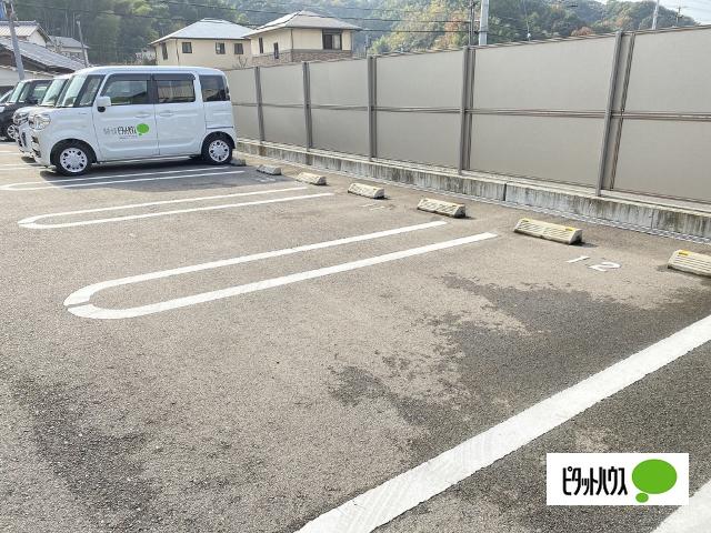 アヴニール西重根Ⅰ（102） 駐車場