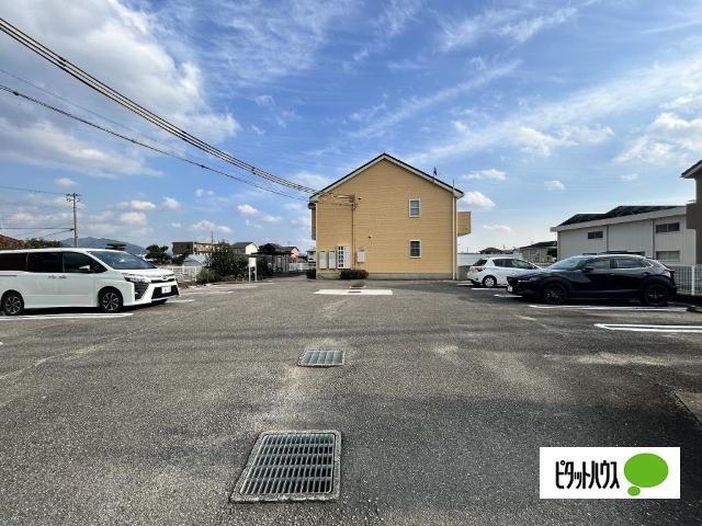 カームリーハウス（105） 駐車場