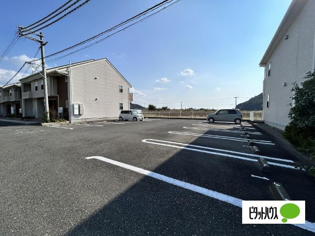 コートジュネス　Ⅴ（101） 駐車場