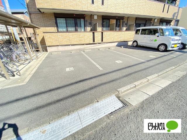 sereno 黒田（ｾﾚｰﾉ ｸﾛﾀﾞ）（102） 駐車場
