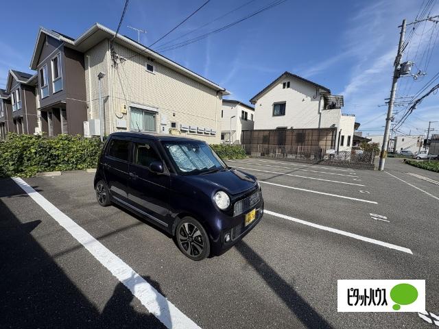 メゾン・モンテリベールⅥ（105） 駐車場