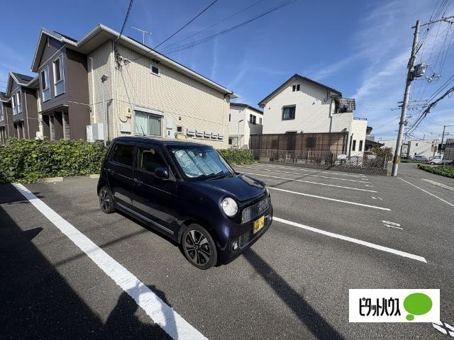 メゾン・モンテリベールⅥ（105） 駐車場