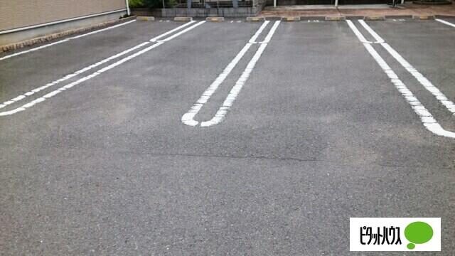 コモド　ヴィラ　Ⅰ（203） 駐車場