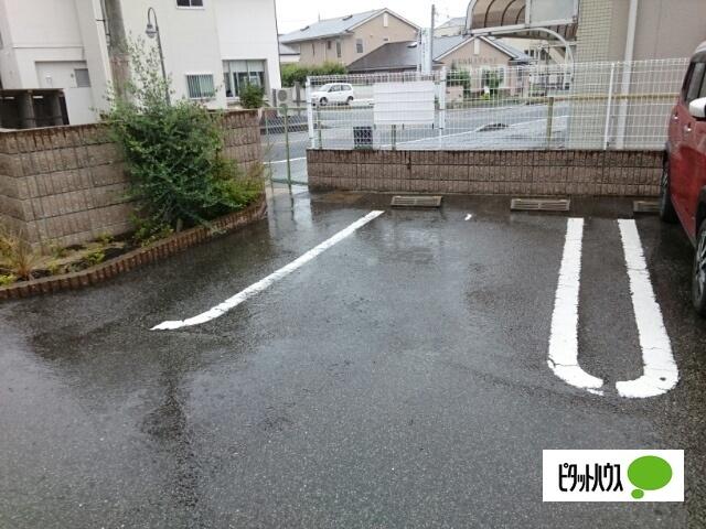 フライハイト（302） 駐車場