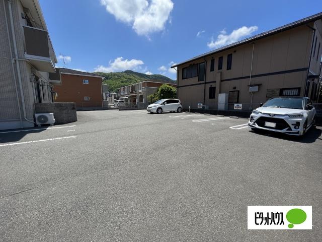 オリーブコート（102） 駐車場