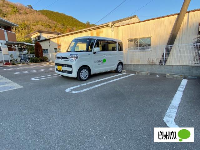 ラ・ヴィーユⅢ（103） 駐車場