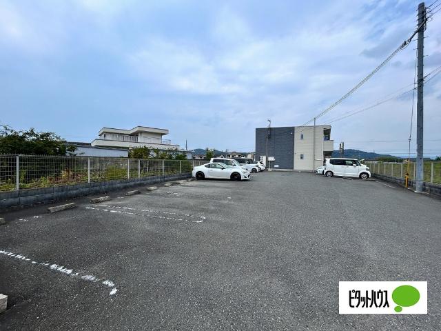 サンリットレジデンス大越（205） 駐車場