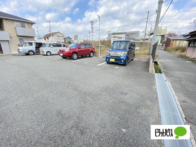 グレイスコート（102） 駐車場