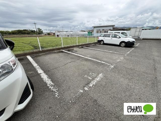 シャルム岩出（203） 駐車場