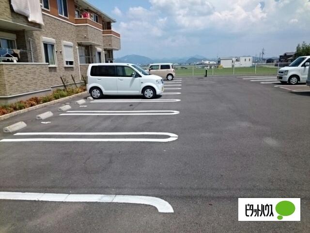 ウエスト・コリーヌⅡ（102） 駐車場