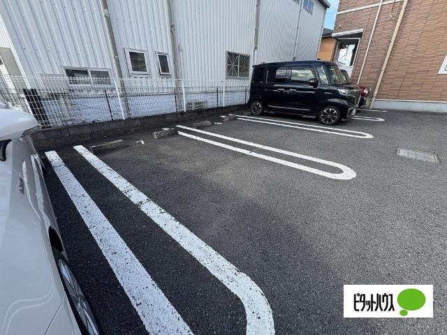 シャルパンティエⅡ（202） 駐車場
