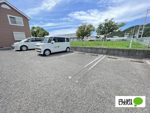 エンブレムⅡ（201） 駐車場