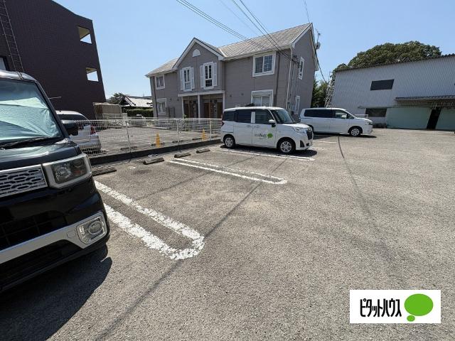 ヴィアーレ２（102） 駐車場