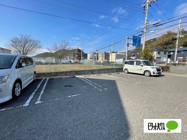 エンブレムⅡ（201） 駐車場
