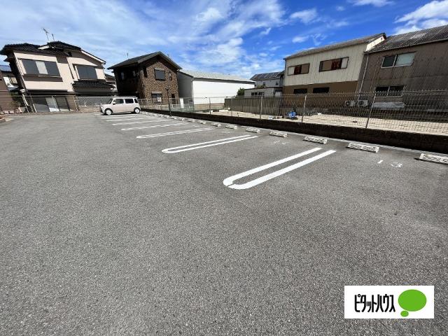 クリント　ブライアント　３号館（102） 駐車場