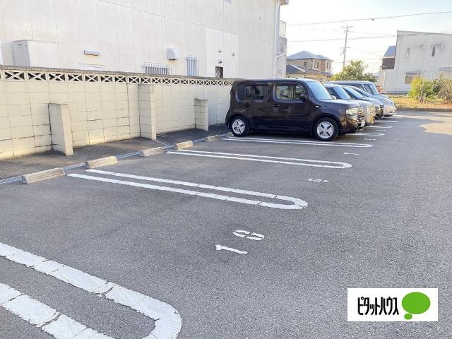 ミル・クレール（106） 駐車場