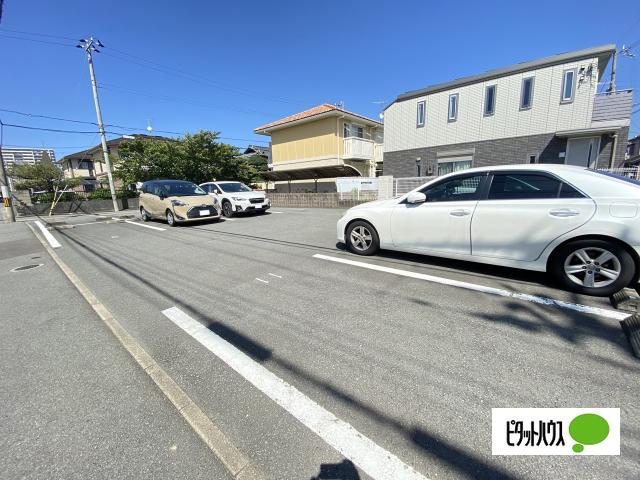 ラ・フルール西高松（105） 駐車場