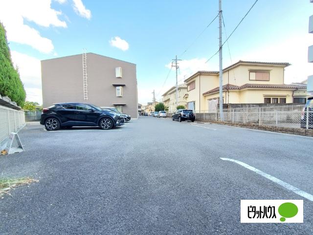 リヴェール栄谷（302） 駐車場