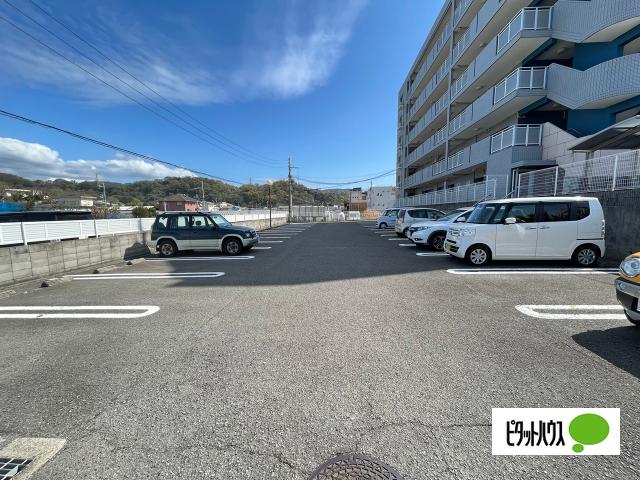 アズゥ−ル（303） 駐車場