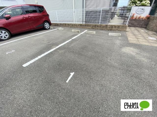 リーフ マルーン（102） 駐車場