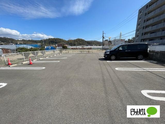 アズゥ−ル（105） 駐車場