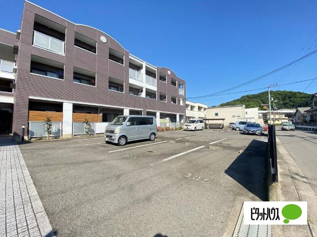 ラトゥール（102） 駐車場