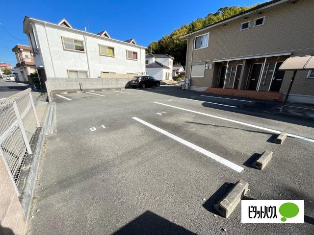 イヴェールアージュ（101） 駐車場