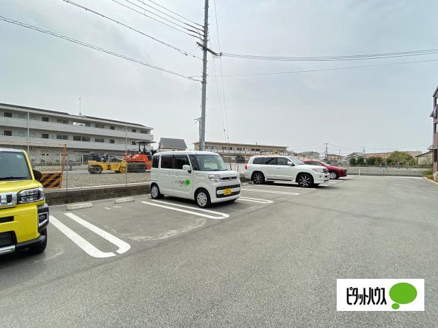 エレガンテⅡ（302） 駐車場